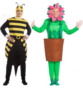 Uomo in divertente costume da ape azienda fiore appassito Foto